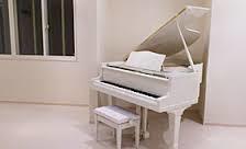 白いグランドピアノ